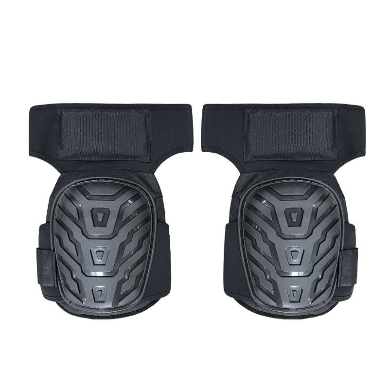 Per proteggere lo sport, sono utilizzati cuscinetti per gomito e ginocchio neri flessibili.
